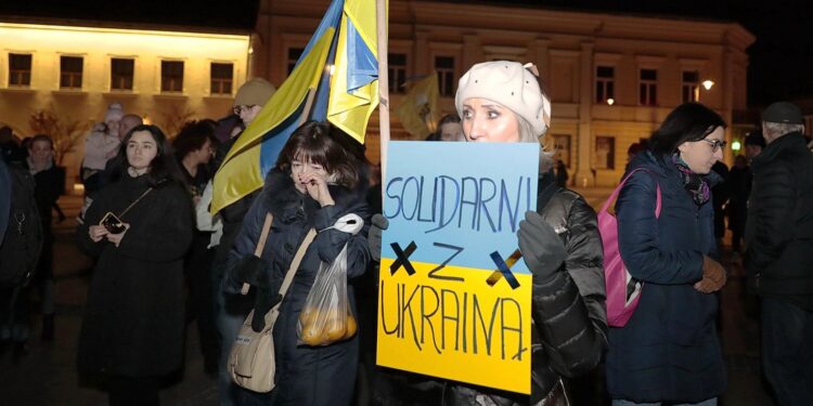 24.02.2022. Kielce. Manifestacja poparcia dla Ukrainy / Wiktor Taszłow / Radio Kielce