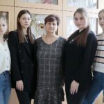 25.02.2022. Chęciny. Uczennice z Ukrainy (od lewej): Daria Havriliuk, Anna Malek, Halina Kołodziejczyk - dyrektor Powiatowego Zespołu Szkół w Chęcinach, Natalia Levandiovska, Anna Tants / Wiktor Taszłow / Radio Kielce
