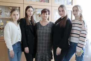 25.02.2022. Chęciny. Uczennice z Ukrainy (od lewej): Daria Havriliuk, Anna Malek, Halina Kołodziejczyk - dyrektor Powiatowego Zespołu Szkół w Chęcinach, Natalia Levandiovska, Anna Tants / Wiktor Taszłow / Radio Kielce