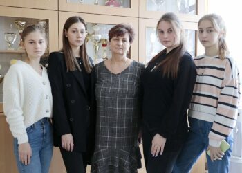 25.02.2022. Chęciny. Uczennice z Ukrainy (od lewej): Daria Havriliuk, Anna Malek, Halina Kołodziejczyk - dyrektor Powiatowego Zespołu Szkół w Chęcinach, Natalia Levandiovska, Anna Tants / Wiktor Taszłow / Radio Kielce