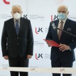 25.02.2022. Kielce. Otwarcie nowego budynku Wydziału Prawa i Nauk Społecznych UJK. Na zdjęciu (od lewej): prof. Jerzy Jaskiernia - dziekan Wydziału Prawa, Administracji i Zarządzania Uniwersytetu Jana Kochanowskiego, prof. Stanisław Głuszek - rektor UJK / Wiktor Taszłow / Radio Kielce
