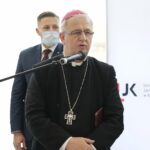 25.02.2022. Kielce. Otwarcie nowego budynku Wydziału Prawa i Nauk Społecznych UJK. Na zdjęciu (od lewej): Marcin Chłodnicki - wiceprezydent Kielc, Jan Piotrowski - biskup kielecki / Wiktor Taszłow / Radio Kielce