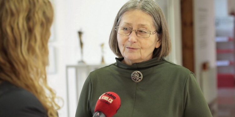 25.02.2022. Kielce. BWA. Wystawa "Tło do autoportretu" Stanisławy Zacharko-Łagowskiej. Na zdjęciu: Stanisława Zacharko-Łagowska - dyrektor BWA / Wiktor Taszłow / Radio Kielce