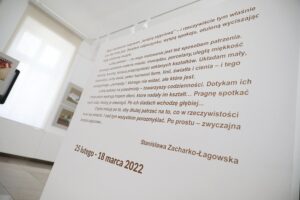 25.02.2022. Kielce. BWA. Wystawa "Tło do autoportretu" Stanisławy Zacharko-Łagowskiej / Wiktor Taszłow / Radio Kielce