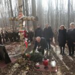 26.02.2022. Zgórsko. Marsz Pamięci Żołnierzy Niezłomnych. Na zdjęciu (od lewej): Marcin Piętak - prezes ROT, Jarosław Karyś - przewodniczący Rady Miasta Kielce, Rafał Nowak - wicewojewoda świętokrzyski, Agata Wojtyszek - poseł PiS, Krzysztof Słoń - senator PiS / Wiktor Taszłow / Radio Kielce