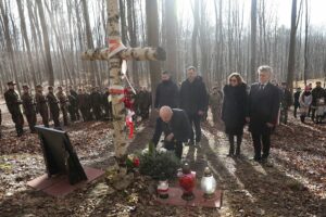 26.02.2022. Zgórsko. Marsz Pamięci Żołnierzy Niezłomnych. Na zdjęciu (od lewej): Marcin Piętak - prezes ROT, Jarosław Karyś - przewodniczący Rady Miasta Kielce, Rafał Nowak - wicewojewoda świętokrzyski, Agata Wojtyszek - poseł PiS, Krzysztof Słoń - senator PiS / Wiktor Taszłow / Radio Kielce