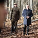 26.02.2022. Zgórsko. Marsz Pamięci Żołnierzy Niezłomnych. Na zdjęciu (od lewej): Dionizy Krawczyński - prezes Stowarzyszenia Rekonstrukcji Historycznych „Jodła”, Rafał Nowak - wicewojewoda świętokrzyski / Wiktor Taszłow / Radio Kielce