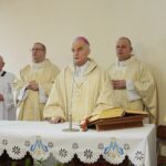 27.02.2022. Piekoszów. Dom dla Niepełnosprawnych. Msza święta o pokój oraz szybkie zakończenie wojny. Na zdjęciu (z przodu): biskup Marian Florczyk / Wiktor Taszłow / Radio Kielce