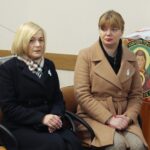 27.02.2022. Piekoszów. Dom dla Niepełnosprawnych. Msza święta o pokój oraz szybkie zakończenie wojny. Na zdjęciu (od lewej): Renata Janik - wicemarszałek województwa świętokrzyskiego, Magdalena Fogiel-Litwinek - zastępca komendanta OHP / Wiktor Taszłow / Radio Kielce