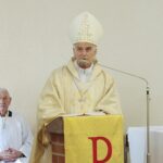 27.02.2022. Piekoszów. Dom dla Niepełnosprawnych. Msza święta o pokój oraz szybkie zakończenie wojny. Na zdjęciu: biskup Marian Florczyk / Wiktor Taszłow / Radio Kielce