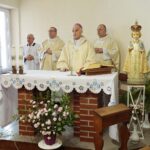 27.02.2022. Piekoszów. Dom dla Niepełnosprawnych. Msza święta o pokój oraz szybkie zakończenie wojny. Na zdjęciu (z przodu): biskup Marian Florczyk / Wiktor Taszłow / Radio Kielce