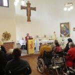 27.02.2022. Piekoszów. Dom dla Niepełnosprawnych. Msza święta o pokój oraz szybkie zakończenie wojny / Wiktor Taszłow / Radio Kielce