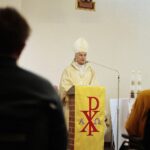 27.02.2022. Piekoszów. Dom dla Niepełnosprawnych. Msza święta o pokój oraz szybkie zakończenie wojny. Na zdjęciu: biskup Marian Florczyk / Wiktor Taszłow / Radio Kielce