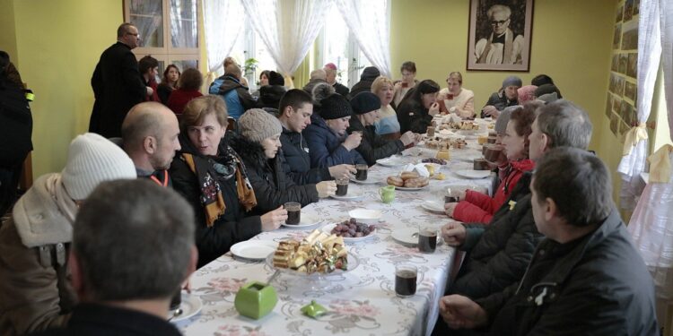 27.02.2022. Piekoszów. Poczęstunek i pokoje dla uchodźców z Ukrainy / Wiktor Taszłow / Radio Kielce