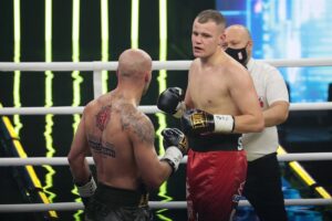 04.12.2021. Kielce. Suzuki Boxing Night X. Walka wieczoru: Michał Łoniewski - Daniel Adamiec (w czerwonych spodenkach) / Wiktor Taszłow / Radio Kielce