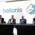 28.02.2022. Kielce. Konferencja Łomży Vive Kielce. Na zdjęciu (od lewej): Łukasz Kieza - dyrektor marketingu BETCRIS, Jacek Jakubowski - członek zarządu BETCRIS, Marian Urban - prezes KS Vive Kielce, Paweł Papaj - dyrektor marketingu Łomża Vive Kielce / Wiktor Taszłow / Radio Kielce