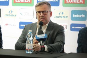 28.02.2022. Kielce. Konferencja Łomży Vive Kielce. Na zdjęciu (od lewej): Jacek Jakubowski - członek zarządu BETCRIS / Wiktor Taszlow / Radio Kielce