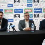 28.02.2022. Kielce. Konferencja Łomży Vive Kielce. Na zdjęciu (od lewej): Łukasz Kieza - dyrektor marketingu BETCRIS, Jacek Jakubowski - członek zarządu BETCRIS, Marian Urban - prezes KS Vive Kielce / Wiktor Taszłow / Radio Kielce