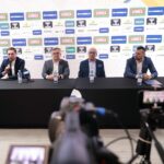 28.02.2022. Kielce. Konferencja Łomży Vive Kielce. Na zdjęciu (od lewej): Łukasz Kieza - dyrektor marketingu BETCRIS, Jacek Jakubowski - członek zarządu BETCRIS, Marian Urban - prezes KS Vive Kielce, Paweł Papaj - dyrektor marketingu Łomża Vive Kielce / Wiktor Taszłow / Radio Kielce