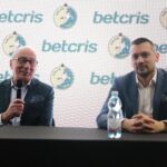 28.02.2022. Kielce. Konferencja Łomży Vive Kielce. Na zdjęciu (od lewej): Marian Urban - prezes KS Vive Kielce, Paweł Papaj - dyrektor marketingu Łomża Vive Kielce / Wiktor Taszłow / Radio Kielce