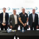 28.02.2022. Kielce. Konferencja Łomży Vive Kielce. Na zdjęciu (od lewej): Alex Dujszebajew - zawodnik Łomży Vive, Łukasz Kieza - dyrektor marketingu BETCRIS, Jacek Jakubowski - członek zarządu BETCRIS, Talant Dujszebajew - trener Łomży Vive Kielce, Marian Urban - prezes KS Vive Kielce, Paweł Papaj - dyrektor marketingu Łomża Vive Kielce / Wiktor Taszłow / Radio Kielce