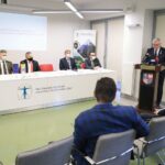 28.02.2022. Podzamcze. Otwarcie laboratorium o podwyższonej klasie zabezpieczenia biologicznego w RCNT. Na zdjęciu (od lewej): Marek Bogusławski - wicemarszałek województwa świętokrzyskiego, Krzysztof Słoń - senator, Zbigniew Koniusz - wojewoda świętokrzyski, Marcin Zawierucha - dyrektor RCNT, Piotr Lewitowicz - zastępca dyrektora do spraw medycznych RCNT, Andrzej Bętkowski - marszałek województwa świętokrzyskiego / Wiktor Taszłow / Radio Kielce