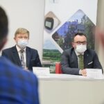 28.02.2022. Podzamcze. Otwarcie laboratorium o podwyższonej klasie zabezpieczenia biologicznego w RCNT. Na zdjęciu (od lewej): Marcin Zawierucha - dyrektor RCNT, Piotr Lewitowicz - zastępca dyrektora do spraw medycznych RCNT / Wiktor Taszłow / Radio Kielce