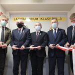 28.02.2022. Podzamcze. Otwarcie laboratorium o podwyższonej klasie zabezpieczenia biologicznego w RCNT. Na zdjęciu (od lewej): Krzysztof Słoń - senator, Andrzej Bętkowski - marszałek województwa świętokrzyskiego, Marek Bogusławski - wicemarszałek województwa świętokrzyskiego, Robert Jaworski - burmistrz Chęcin, Marcin Zawierucha - dyrektor RCNT / Wiktor Taszłow / Radio Kielce