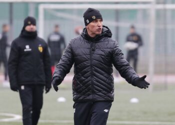 10.01.2022. Kielce. Trening Korony Kielce. Na zdjęciu: Leszek Ojrzyński - trener Korony Kielce / Wiktor Taszłow / Radio Kielce