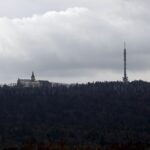 25.02.2016 Łysa Góra ( Łysiec ), klasztor na Świętym Krzyżu i wieża telewizyjna. Widok z Góry Chełmowej. Święty Krzyż. Klasztor. / Jarosław Kubalski / Radio Kielce