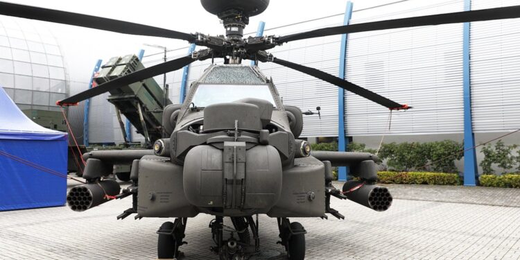 07.09.2020 Kielce. Targi Kielce. Przygotowania do MSPO. Helikopter AH-64 Apache / Jarosław Kubalski / Radio Kielce