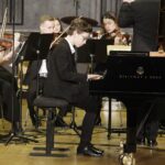 12.02.2022 Kielce. Koncert  w Zespole Państwowych Szkół Muzycznych im. Ludomira Różyckiego.  Lwowska Orkiestra Kameralna "Akademia" pod dyrekcją Igora Pylatyuka. Za fortepianem Jakub Derej / Jarosław Kubalski / Radio Kielce