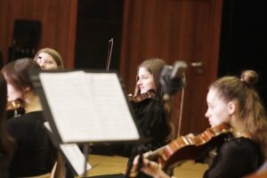 12.02.2022 Kielce. Koncert w Zespole Państwowych Szkół Muzycznych im. Ludomira Różyckiego. Lwowska Orkiestra Kameralna "Akademia" pod dyrekcją Igora Pylatyuka / Jarosław Kubalski / Radio Kielce