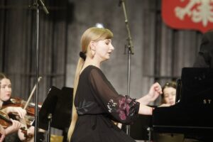 12.02.2022 Kielce. Koncert w Zespole Państwowych Szkół Muzycznych im. Ludomira Różyckiego. Lwowska Orkiestra Kameralna "Akademia" pod dyrekcją Igora Pylatyuka. Za fortepianem Maja Markowska / Jarosław Kubalski / Radio Kielce