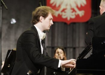 12.02.2022 Kielce. Koncert  w Zespole Państwowych Szkół Muzycznych im. Ludomira Różyckiego.  Lwowska Orkiestra Kameralna "Akademia" pod dyrekcją Igora Pylatyuka. Za fortepianem Piotr Pawlak / Jarosław Kubalski / Radio Kielce