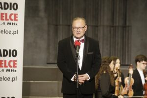 12.02.2022 Kielce. Koncert w Zespole Państwowych Szkół Muzycznych im. Ludomira Różyckiego. Lwowska Orkiestra Kameralna Koncert Lwowskiej Orkiestry Kameralnej "Akademia". Dyrektor szkoły Artur Jaroń / Jarosław Kubalski / Radio Kielce