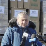 24.02.2022 Kielce. Przekazanie środków ochrony indywidualnej dla świętokrzyskich szpital. Na zdjęciu wojewoda Zbigniew Koniusz / Jarosław Kubalski / Radio Kielce