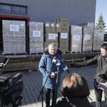 24.02.2022 Kielce. Przekazanie środków ochrony indywidualnej dla świętokrzyskich szpital. Na zdjęciu wojewoda Zbigniew Koniusz / Jarosław Kubalski / Radio Kielce