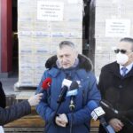 24.02.2022 Kielce. Przekazanie środków ochrony indywidualnej dla świętokrzyskich szpital. Na zdjęciu wojewoda Zbigniew Koniusz i dyrektor szpitala w Czerwonej Górze Youssef Sleiman / Jarosław Kubalski / Radio Kielce