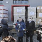 24.02.2022 Kielce. Przekazanie środków ochrony indywidualnej dla świętokrzyskich szpital. Na zdjęciu wojewoda Zbigniew Koniusz i dyrektor szpitala w Czerwonej Górze Youssef Sleiman / Jarosław Kubalski / Radio Kielce