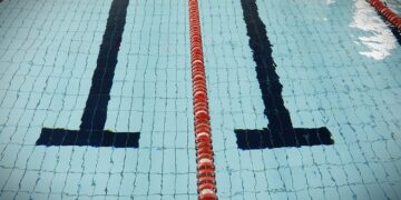 Fekalia w basenie. Pływalnia zamknięta