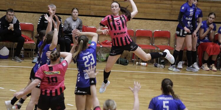 16.01.2022 Kielce. Piłka ręczna kobiet. Mecz Suzuki Korona Handball -  Start Elbląg. Na zdjęciu (z piłką): Alicja Pękala / Jarosław Kubalski / Radio Kielce