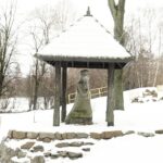 02.02.2022 Nowa Słupia. Figura pielgrzyma. Emeryk / Jarosław Kubalski / Radio Kielce