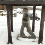 02.02.2022 Nowa Słupia. Figura pielgrzyma. Emeryk / Jarosław Kubalski / Radio Kielce