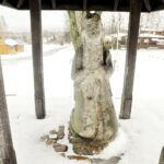 02.02.2022 Nowa Słupia. Figura pielgrzyma. Emeryk / Jarosław Kubalski / Radio Kielce