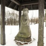 02.02.2022 Nowa Słupia. Figura pielgrzyma. Emeryk / Jarosław Kubalski / Radio Kielce