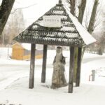 02.02.2022 Nowa Słupia. Figura pielgrzyma. Emeryk / Jarosław Kubalski / Radio Kielce