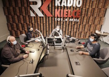 02.01.2022 Radio Kielce. Punkty Widzenia. Na zdjęciu od lewej: Artur Pluta - szkoła jazdy Enigma, młodszy aspirant Joanna Żelezik, Robert Szumielewicz - Radio Kielce i dr Danuta Kossak- psycholog / Jarosław Kubalski / Radio Kielce