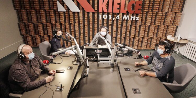 02.01.2022 Radio Kielce. Punkty Widzenia. Na zdjęciu od lewej: Artur Pluta - szkoła jazdy Enigma, młodszy aspirant Joanna Żelezik, Robert Szumielewicz - Radio Kielce i dr Danuta Kossak- psycholog / Jarosław Kubalski / Radio Kielce