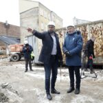 03.02.2022 Kielce. Teatr im. Stefana Żeromskiego. Remont. Na zdjęciu dyrektor teatru Michał Kotański i wojewoda Zbigniew Koniusz / Jarosław Kubalski / Radio Kielce